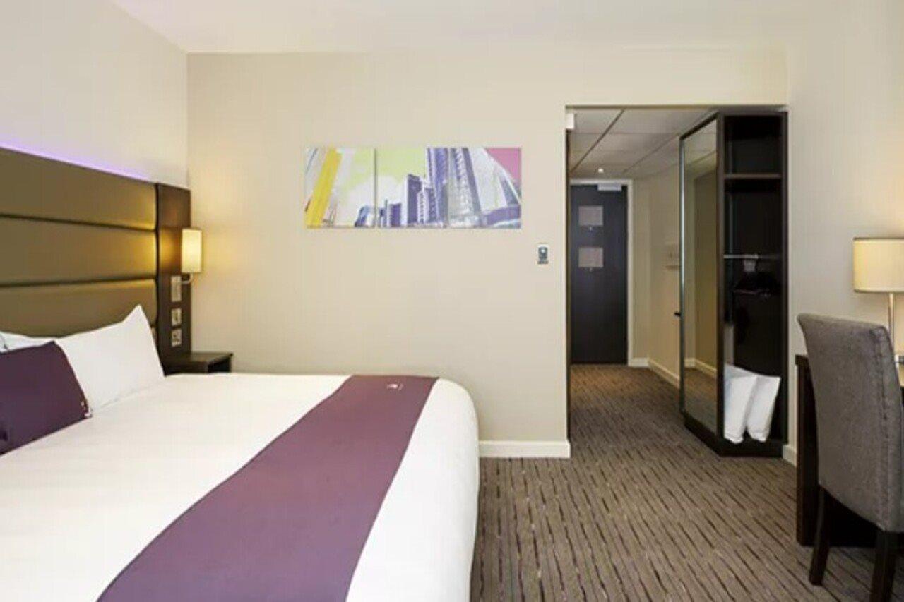 Premier Inn แวร์ ภายนอก รูปภาพ